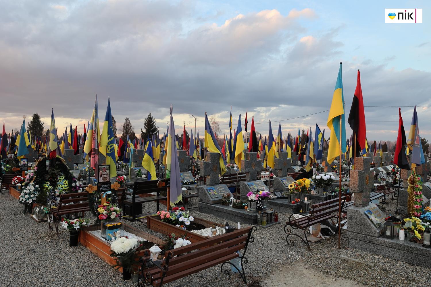 "Тиха коляда": на Франківському кладовищі вшанували пам'ять полеглих воїнів (ФОТО) 11 IMG 7965 resize