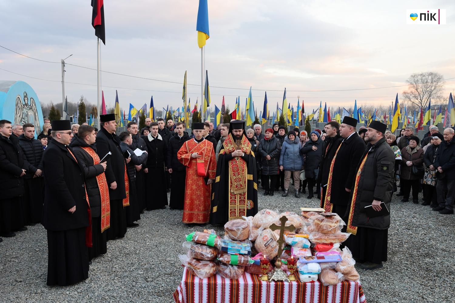 "Тиха коляда": на Франківському кладовищі вшанували пам'ять полеглих воїнів (ФОТО) 12 IMG 7973 resize