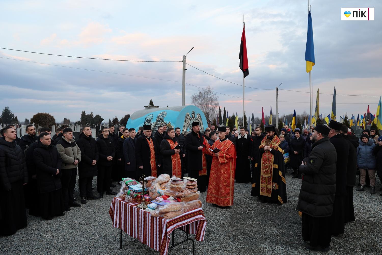 "Тиха коляда": на Франківському кладовищі вшанували пам'ять полеглих воїнів (ФОТО) 17 IMG 8029 resize