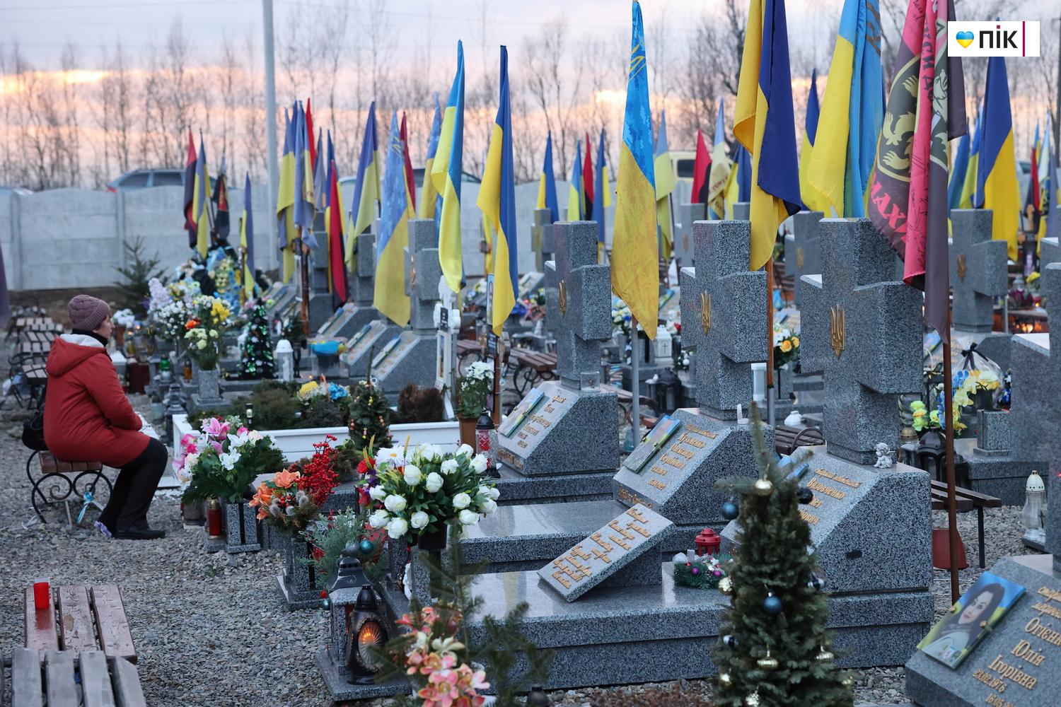 "Тиха коляда": на Франківському кладовищі вшанували пам'ять полеглих воїнів (ФОТО) 21 IMG 8093 resize