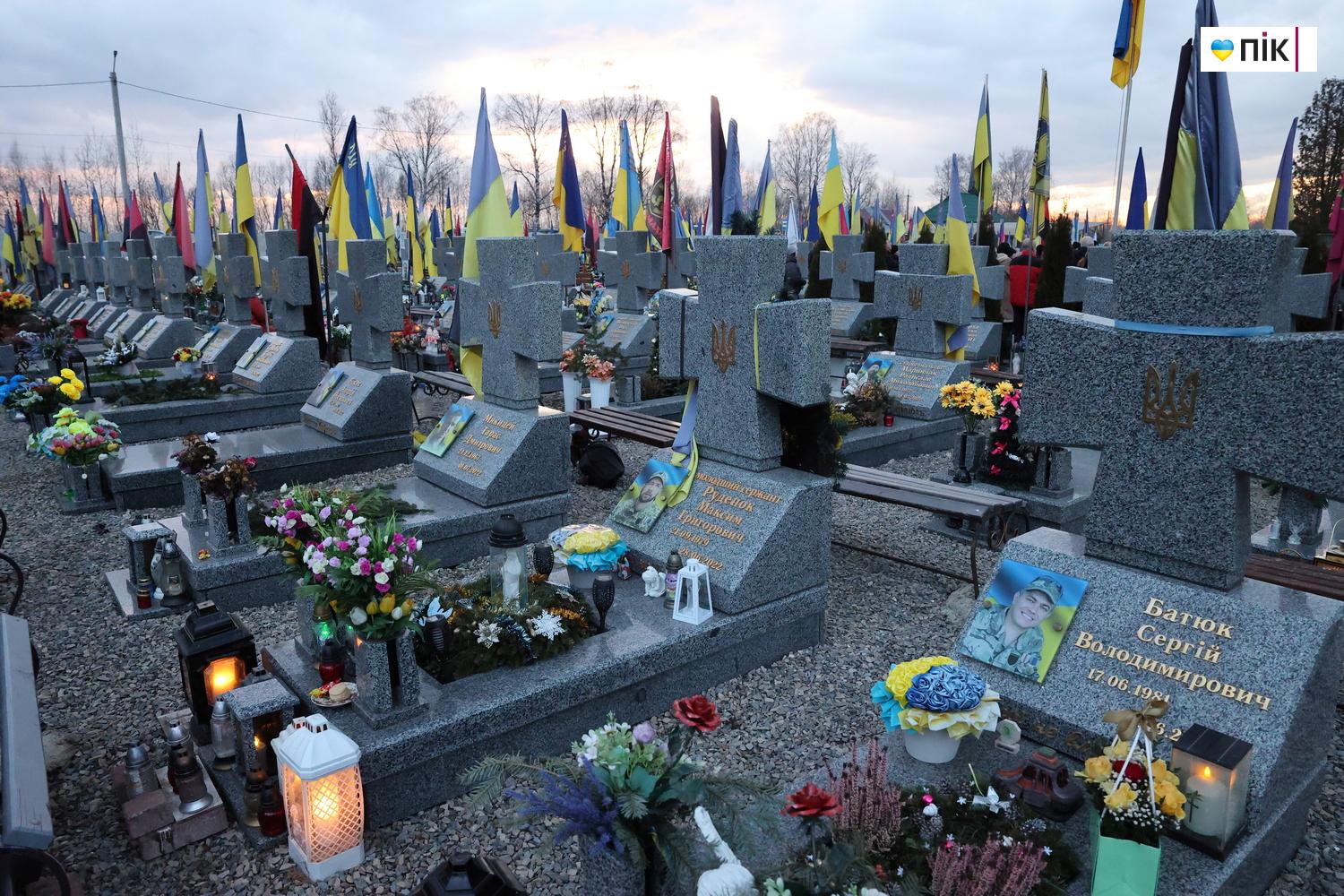 "Тиха коляда": на Франківському кладовищі вшанували пам'ять полеглих воїнів (ФОТО) 22 IMG 8113 resize