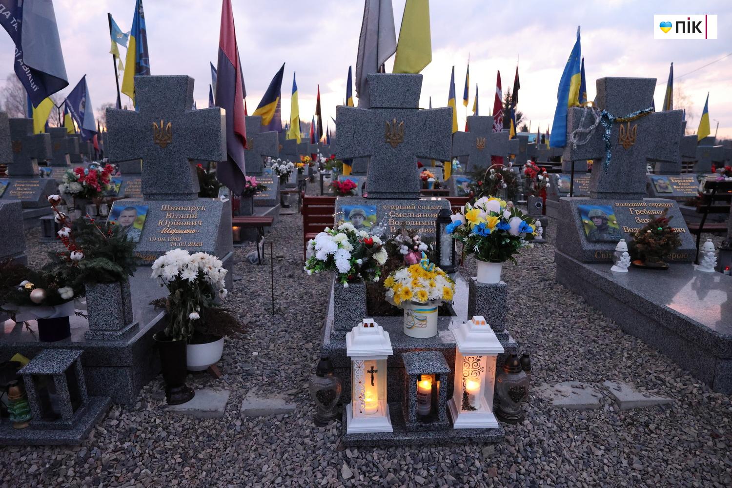"Тиха коляда": на Франківському кладовищі вшанували пам'ять полеглих воїнів (ФОТО) 23 IMG 8192 resize