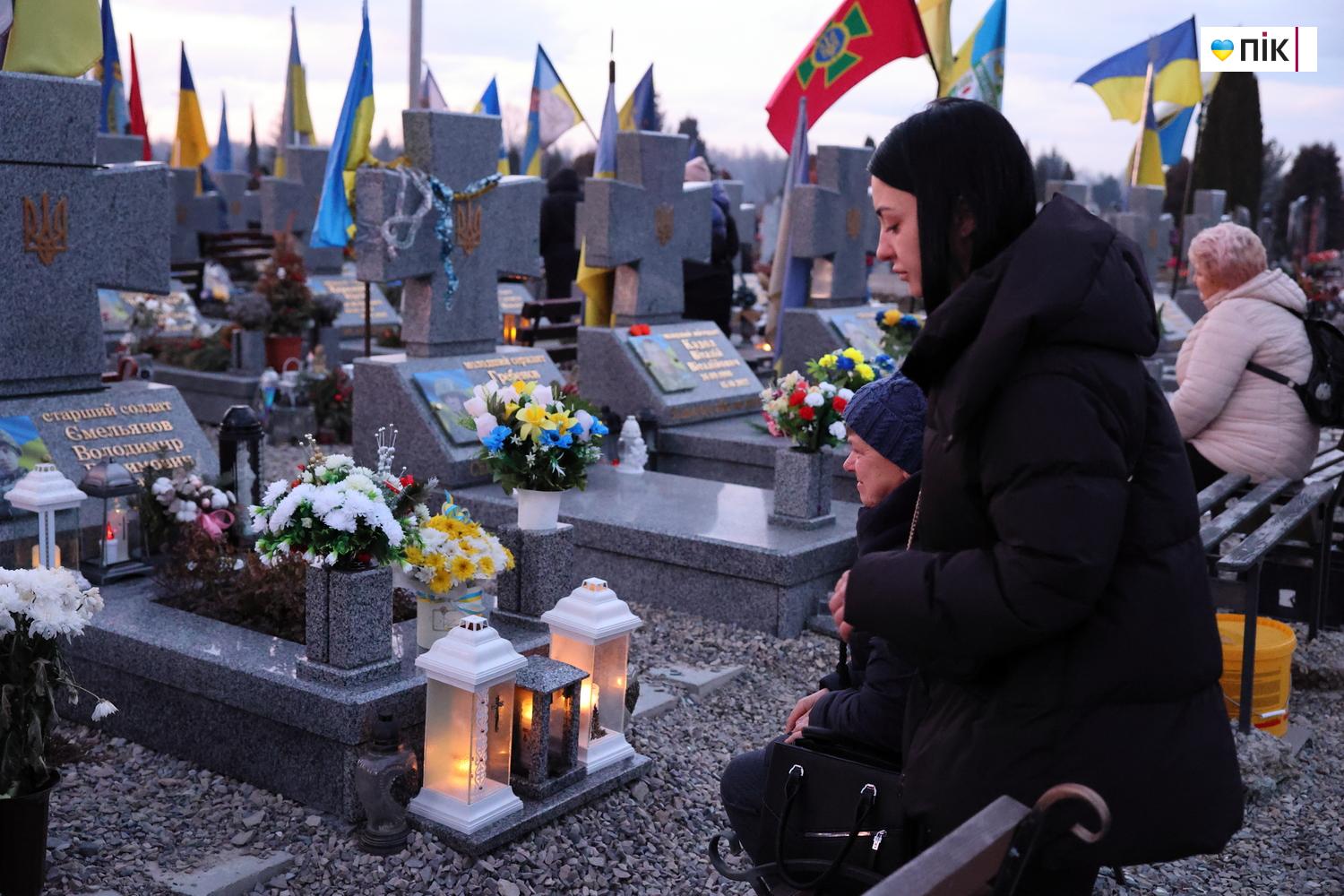 "Тиха коляда": на Франківському кладовищі вшанували пам'ять полеглих воїнів (ФОТО) 24 IMG 8206 resize