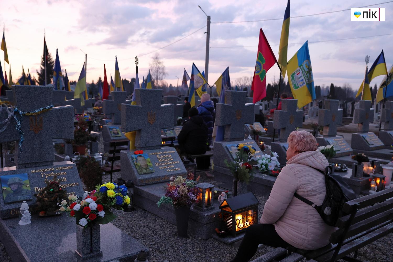 "Тиха коляда": на Франківському кладовищі вшанували пам'ять полеглих воїнів (ФОТО) 25 IMG 8212 resize 1