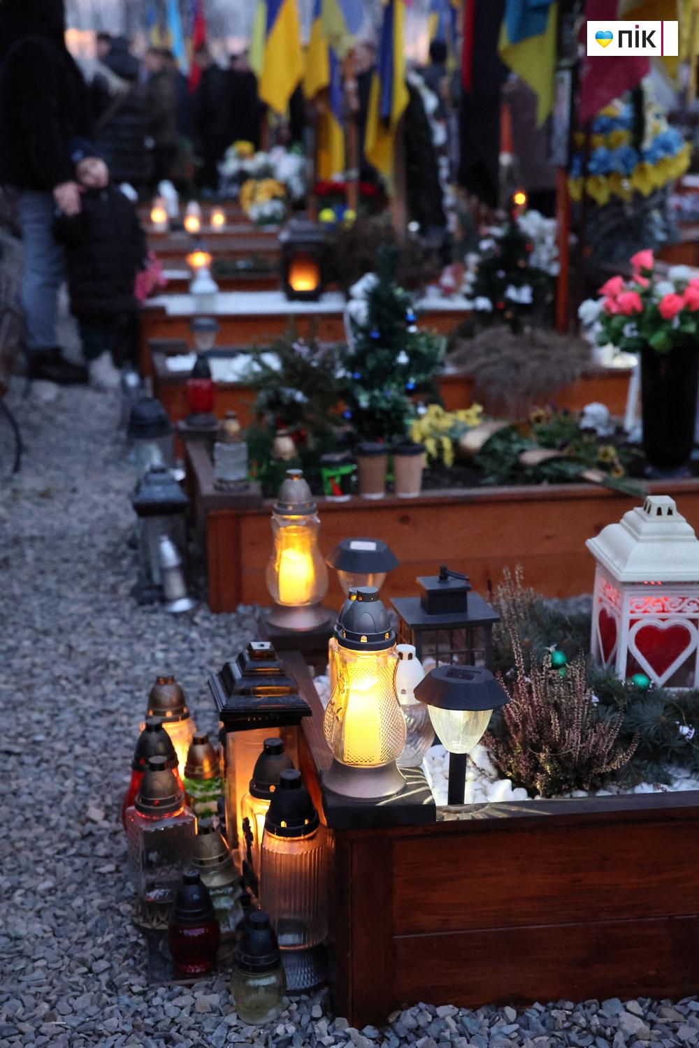 "Тиха коляда": на Франківському кладовищі вшанували пам'ять полеглих воїнів (ФОТО) 26 IMG 8244 resize