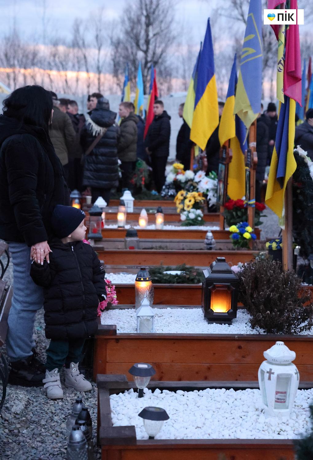 "Тиха коляда": на Франківському кладовищі вшанували пам'ять полеглих воїнів (ФОТО) 27 IMG 8249 resize