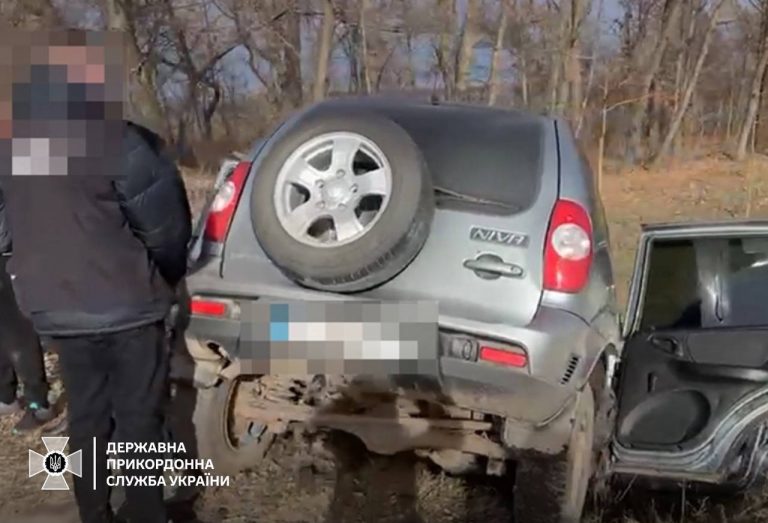 Авто "злетіло" в кювет: викрили прикарпатця, який намагався незаконно потрапити у Молдову (ФОТО) 4 photo 2025 01 16 10 19 39