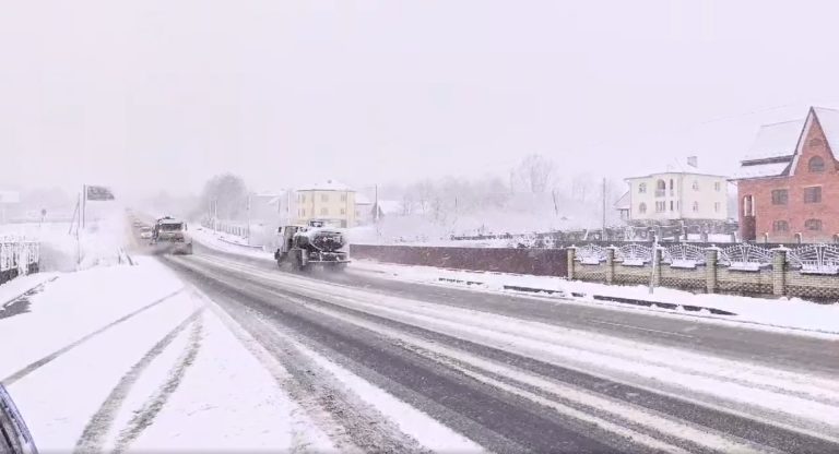 На Прикарпатті сніжить: на дорогах працює спецтехніка 11 photo 5190714792262887855 w e1736519012948