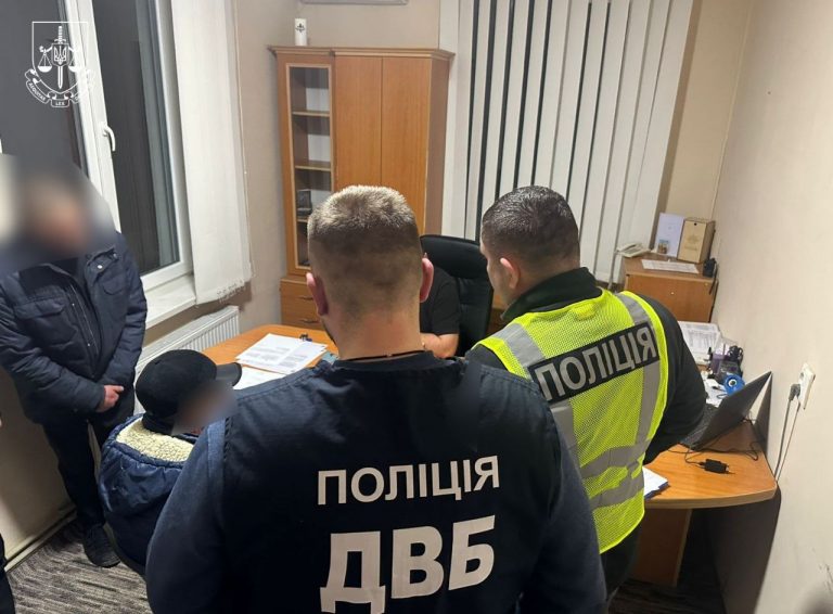 Хабар за перевезення лісодеревини пропонував прикарпатець посадовцю поліції 8 photo 5469845047542409629 y