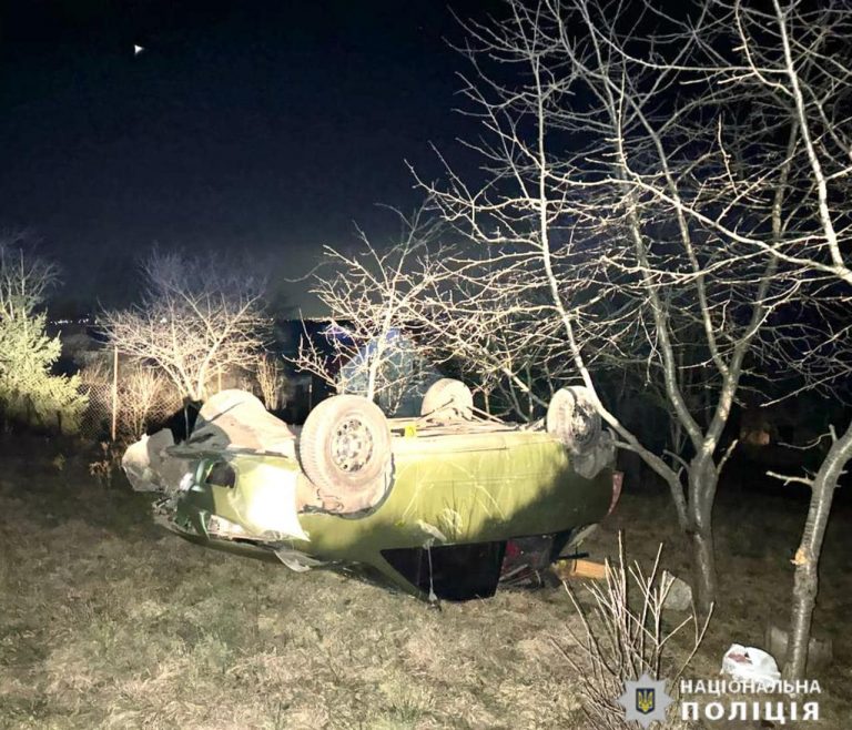 На Франківщині перекинулася легкова автівка: подробиці карколомної ДТП (ФОТО) 11 1 1