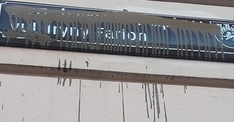 У Львові вандали пошкодили табличку з назвою вулиці імені Ірини Фаріон