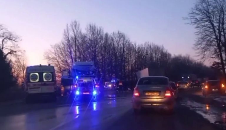 Ранкова автотроща на Прикарпатті: зіштовхнулися фура та вантажівка (ВІДЕО) 8 1211