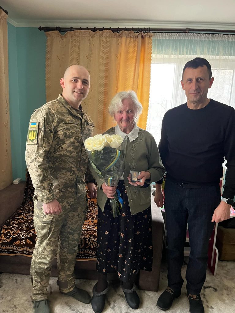Зв'язкову УПА з Прикарпаття нагородили медаллю "За гідність та патріотизм" (ФОТО) 2 475712184 938099911829557 2014768340706126640 n
