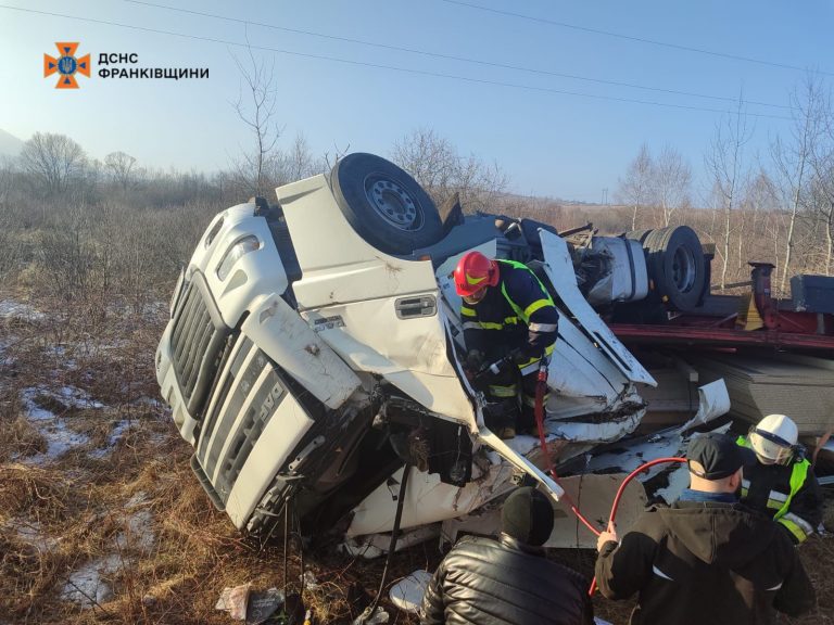 ДТП на Франківщині: рятувальники деблокували чоловіка з кабіни вантажівки (ФОТО) 4 475772675 929054949383869 7288379588737164998 n
