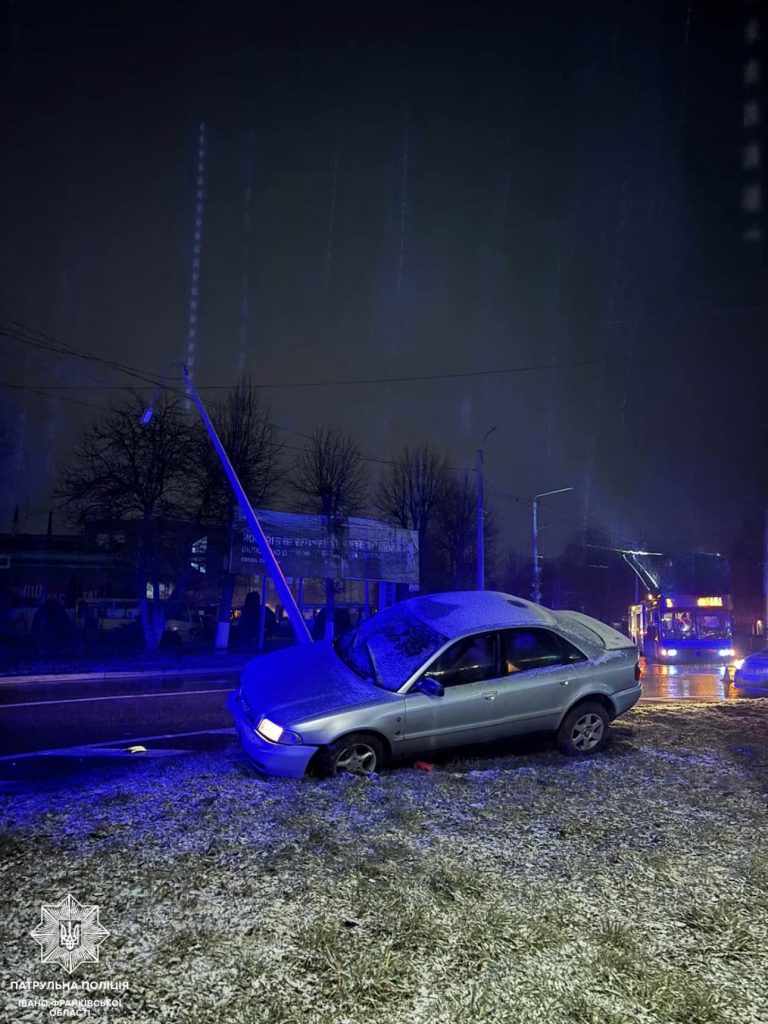 У Франківську "Audi" наїхав на електроопору: водій був нетверезий (ФОТО) 12 475979042 1062083342625943 5908538763782910358 n