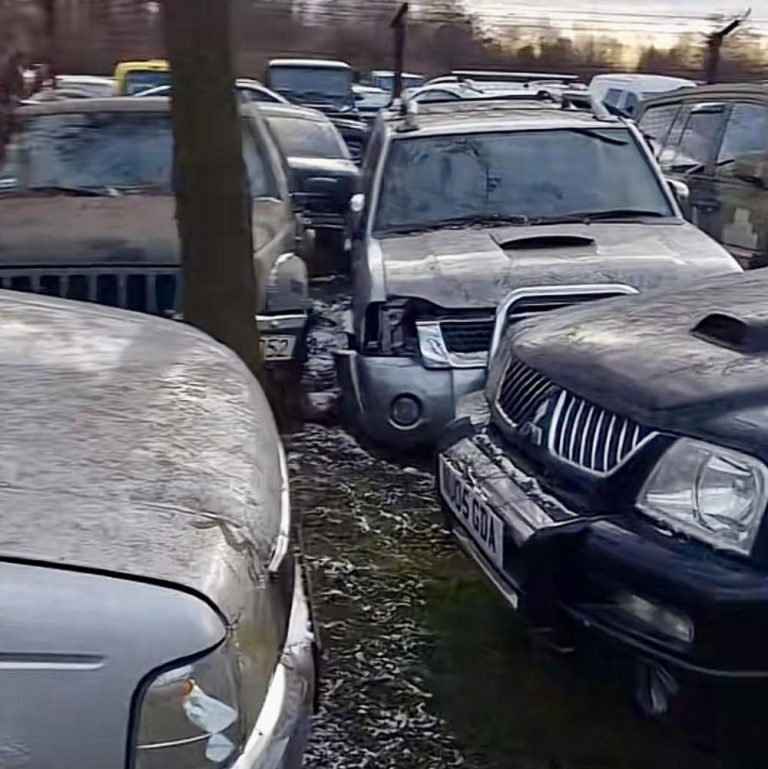 Чому вони не на фронті: у Львові на штрафмайданчику стоять десятки пікапів (ФОТО)