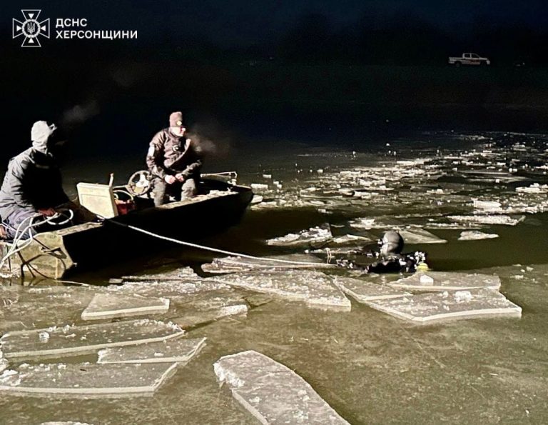 На Херсонщині четверо дітей з однієї родини провалилися під лід: двоє дітей загинули (ФОТО) 8 На Херсонщині четверо дітей з однієї родини провалилися під лід: двоє дітей загинули (ФОТО)