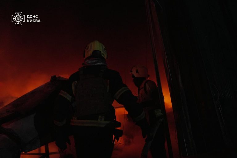 Ракетний удар росіян по Києву: в кількох районах виникли пожежі (ФОТО) 7 Ракетний удар росіян по Києву: в кількох районах виникли пожежі (ФОТО)
