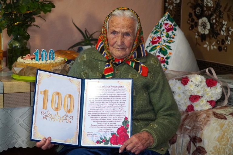«Я завжди з Богом – де би не була» - жителька Старого Лисця відзначила 100 років (ФОТО)