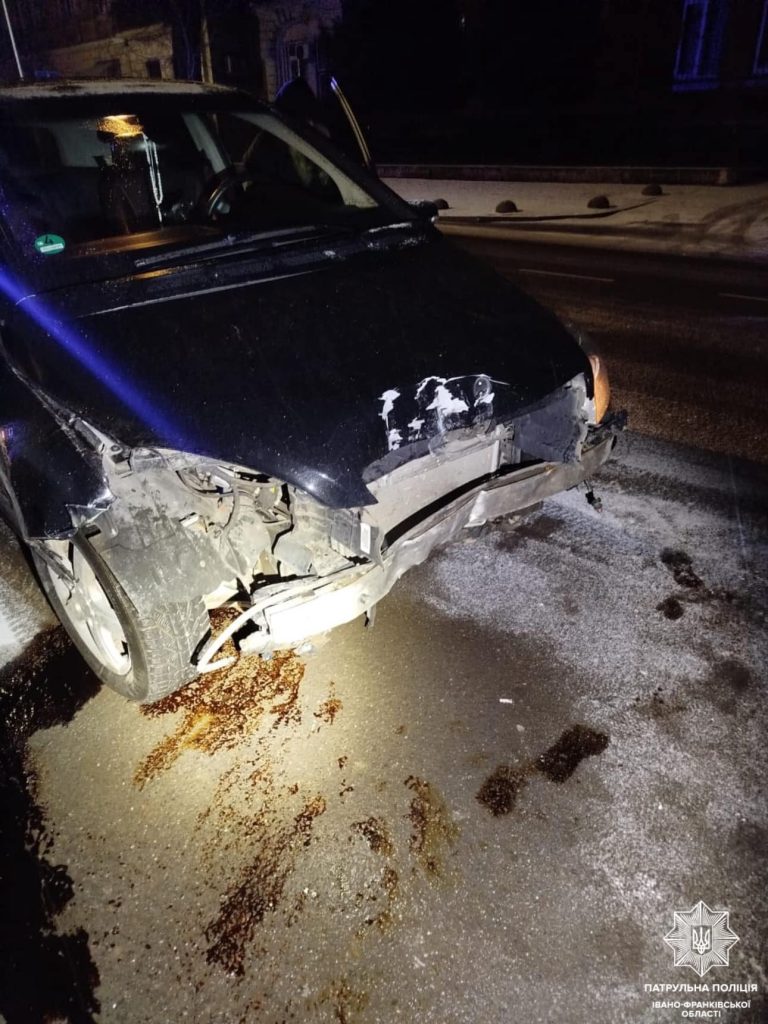 У Франківську п'яна водійка в'їхала в огороджувальні стовпці (ФОТО)