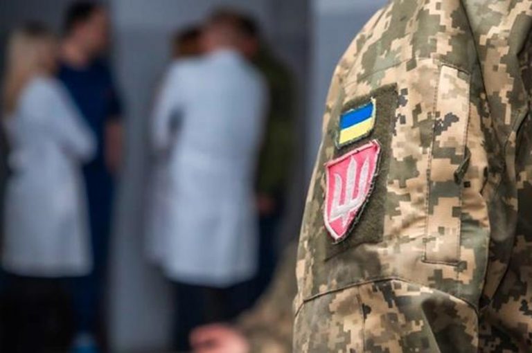 Самогубство у Хмельницькому ТЦК: 35-річний чоловік порізав шию канцелярським ножем 7 item 4770