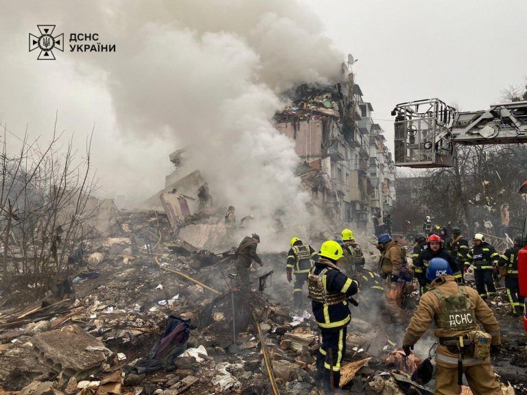росіяни вдарили по житловому будинку в Полтаві: зруйнований під'їзд, загинули семеро людей (ФОТО) 2 photo 2025 02 01 09 07 42 2