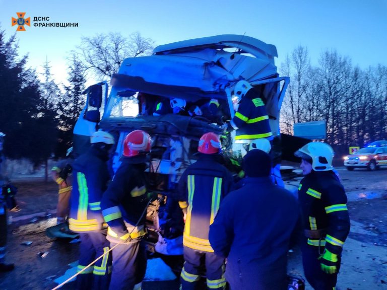 Автотроща у Франківському районі: рятувальники деблокували двох водіїв (ФОТО) 6 photo 2025 02 21 08 42 36