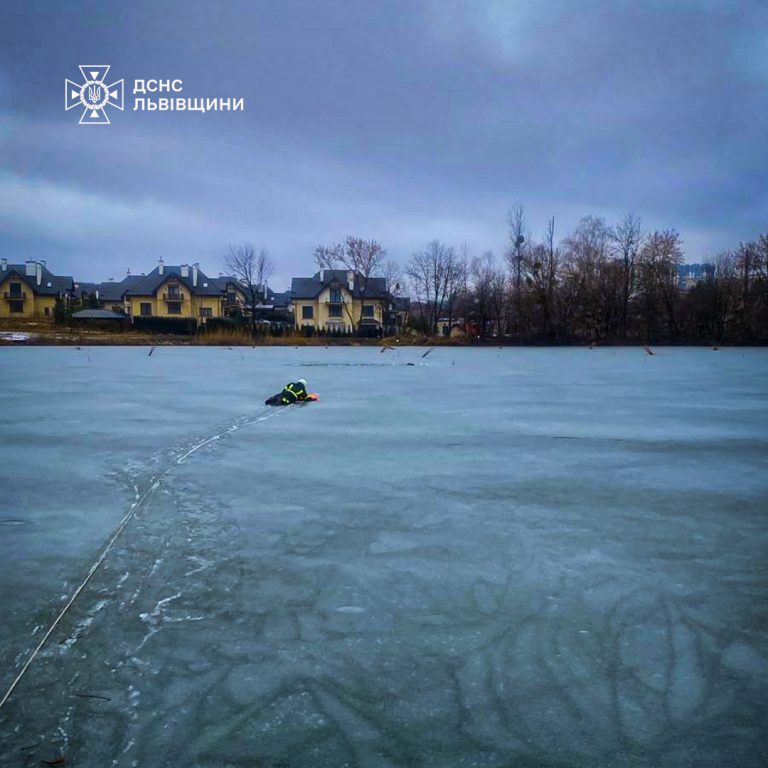 У Львівській області двоє рибалок провалилися під лід (ФОТО) 11 У Львівській області двоє рибалок провалилися під лід (ФОТО)