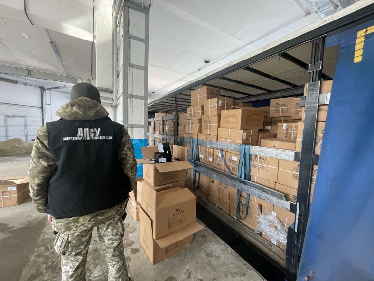 На українсько-польському кордоні виявили взуття на півмільйона (ФОТО) 8 На українсько-польському кордоні виявили взуття на півмільйона (ФОТО)