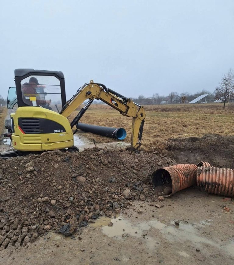 Через спалювання сухостою на Калущині розплавилася підземна водопропускна труба 8 481083439 672081828676654 7947773514022887092 n