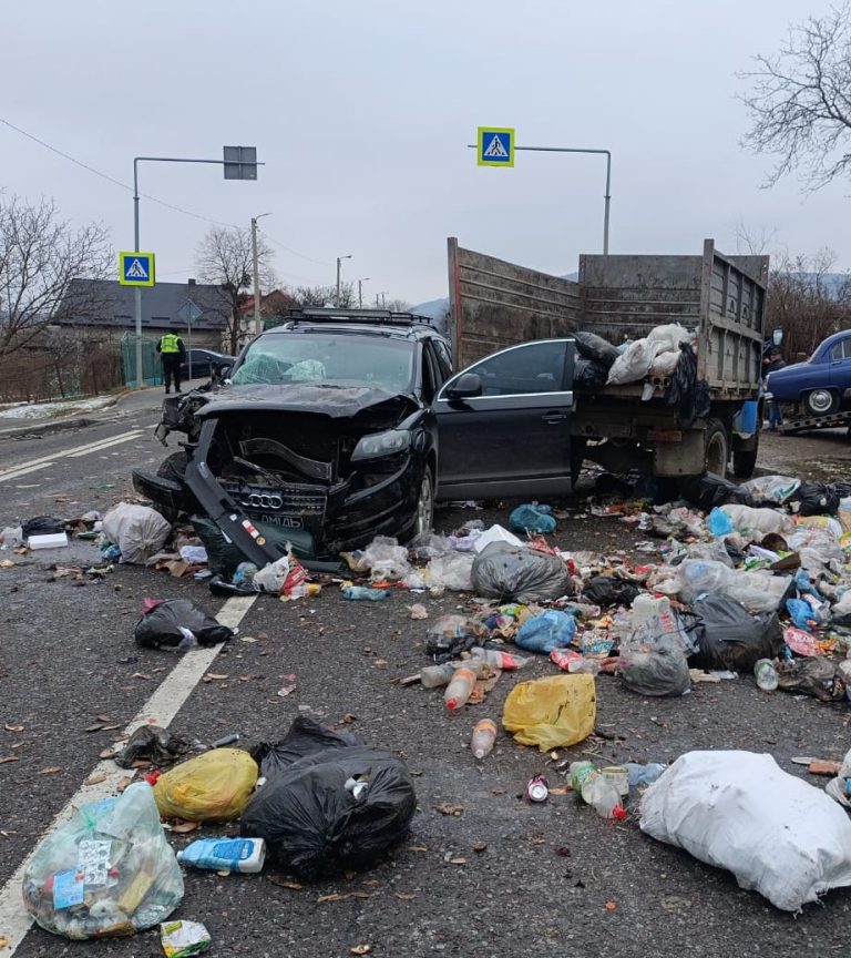 Прикарпатець на "Audi" зіткнувся з вантажівкою: пасажир випав з кузова та травмувався (ФОТО) 3 481671387 1052423096929461 5696876956802933191 n