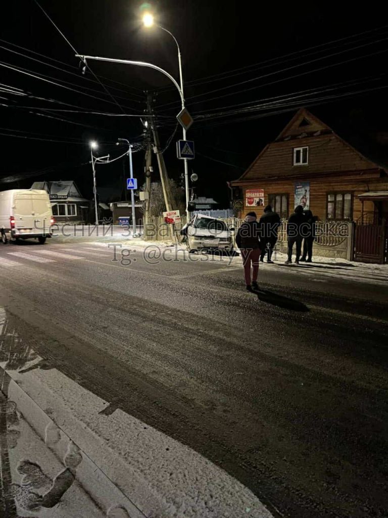 На Франківщині легковик врізався у світлофор (ФОТО) 7 483159090 1179997680324811 5159453077795916122 n