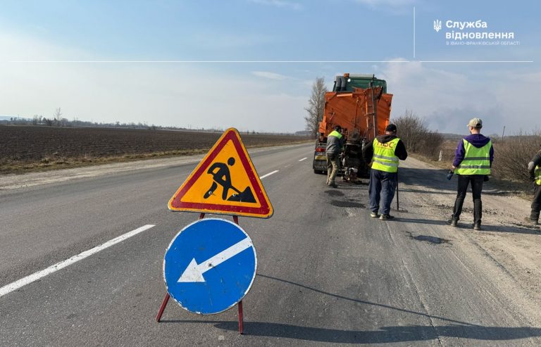 Весняне обслуговування доріг: які роботи проводять на Прикарпатті (ФОТО) 9 483447442 951055177187773 6364207984182438321 n