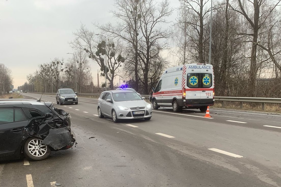 На Львівщині водій Renault Meganе зіткнувся зі "швидкою", а потім в'їхав у ще два авто (ФОТО)