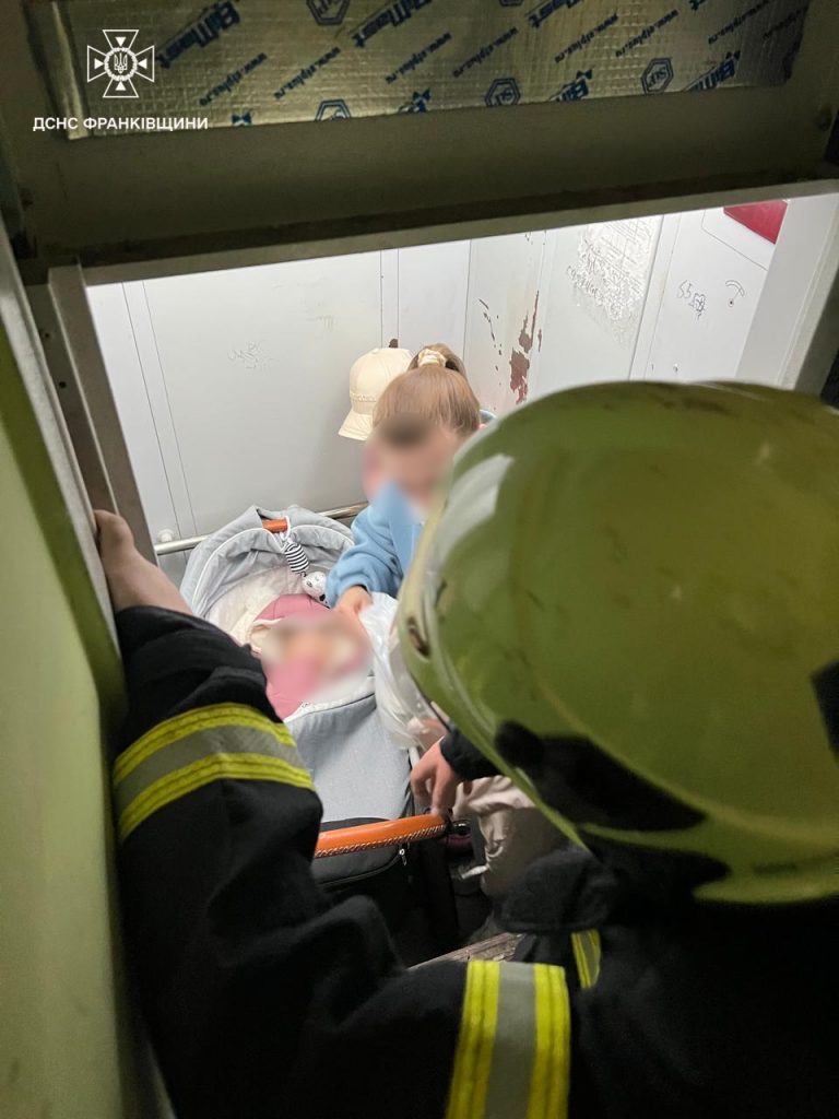 В Угринові з ліфта багатоповерхівки визволили маму з дітками 9 485306429 957015656587798 6294873888825210687 n