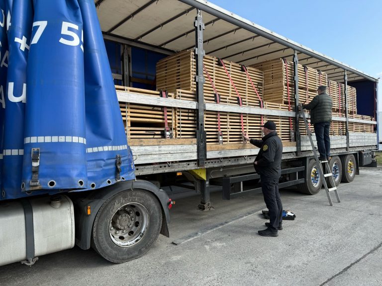 Підприємець з Тернопільщини планував продати контрабандний дуб у Нідерландах (ФОТО) 5 Підприємець з Тернопільщини планував продати контрабандний дуб у Нідерландах (ФОТО)