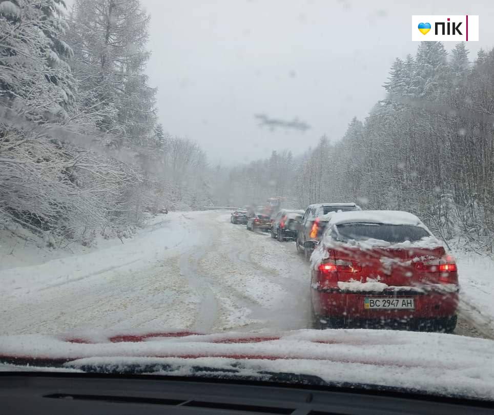 Зима повертається: західну Україну засипає снігом (ФОТО)