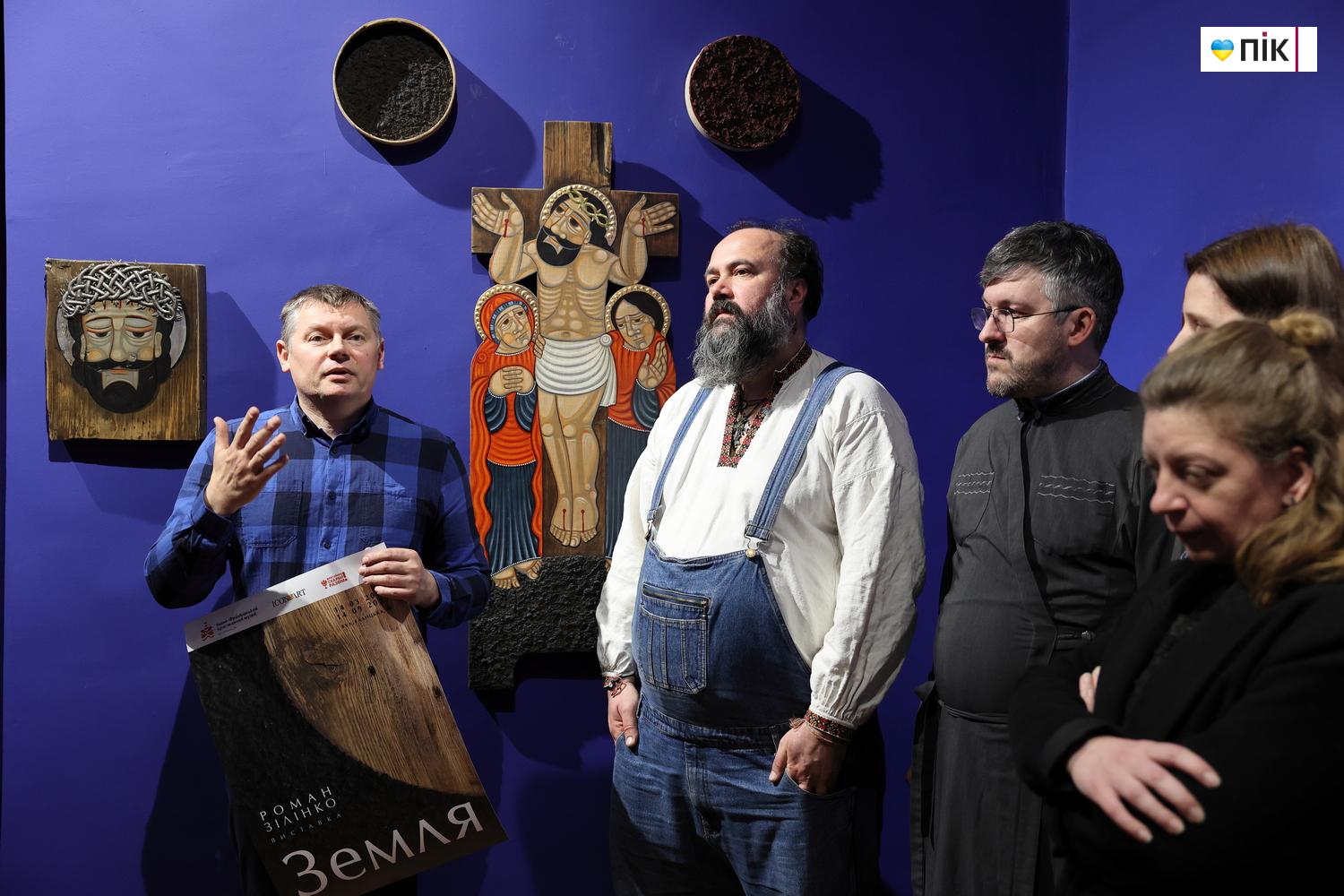Святі, які не усміхаються: у Франківську відкрилася виставка Романа Зілінка "Земля" 11 IMG 8416 resize