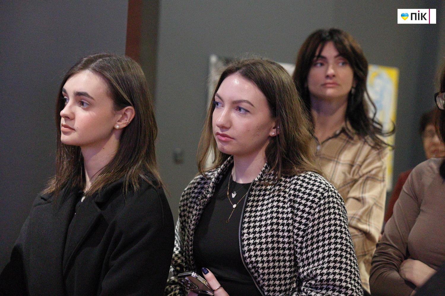 Святі, які не усміхаються: у Франківську відкрилася виставка Романа Зілінка "Земля" 13 IMG 8884 resize