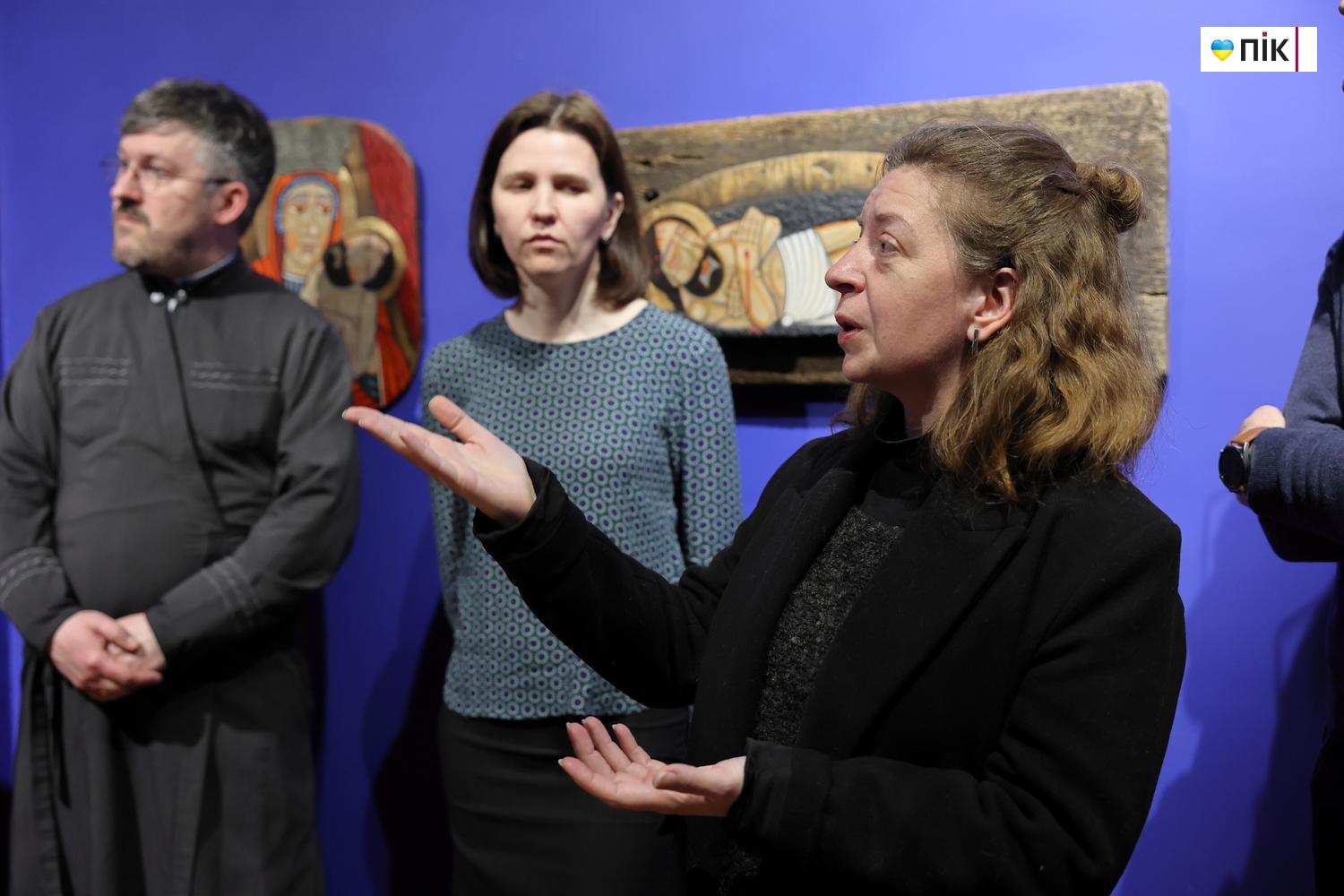 Святі, які не усміхаються: у Франківську відкрилася виставка Романа Зілінка "Земля" 14 IMG 8933 resize