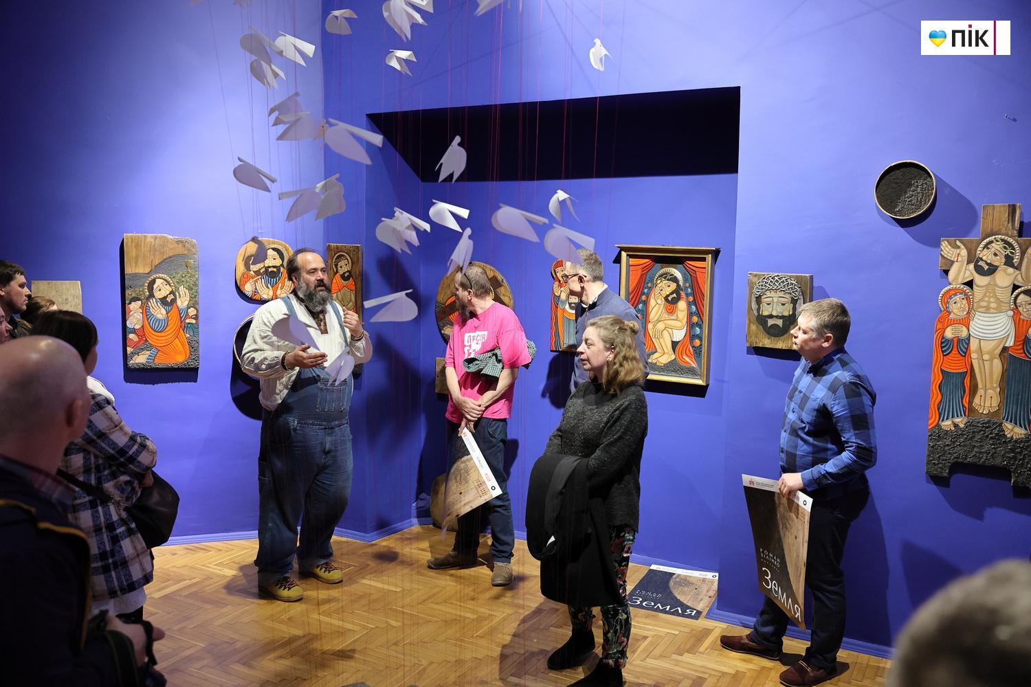 Святі, які не усміхаються: у Франківську відкрилася виставка Романа Зілінка "Земля" 18 IMG 9215 resize