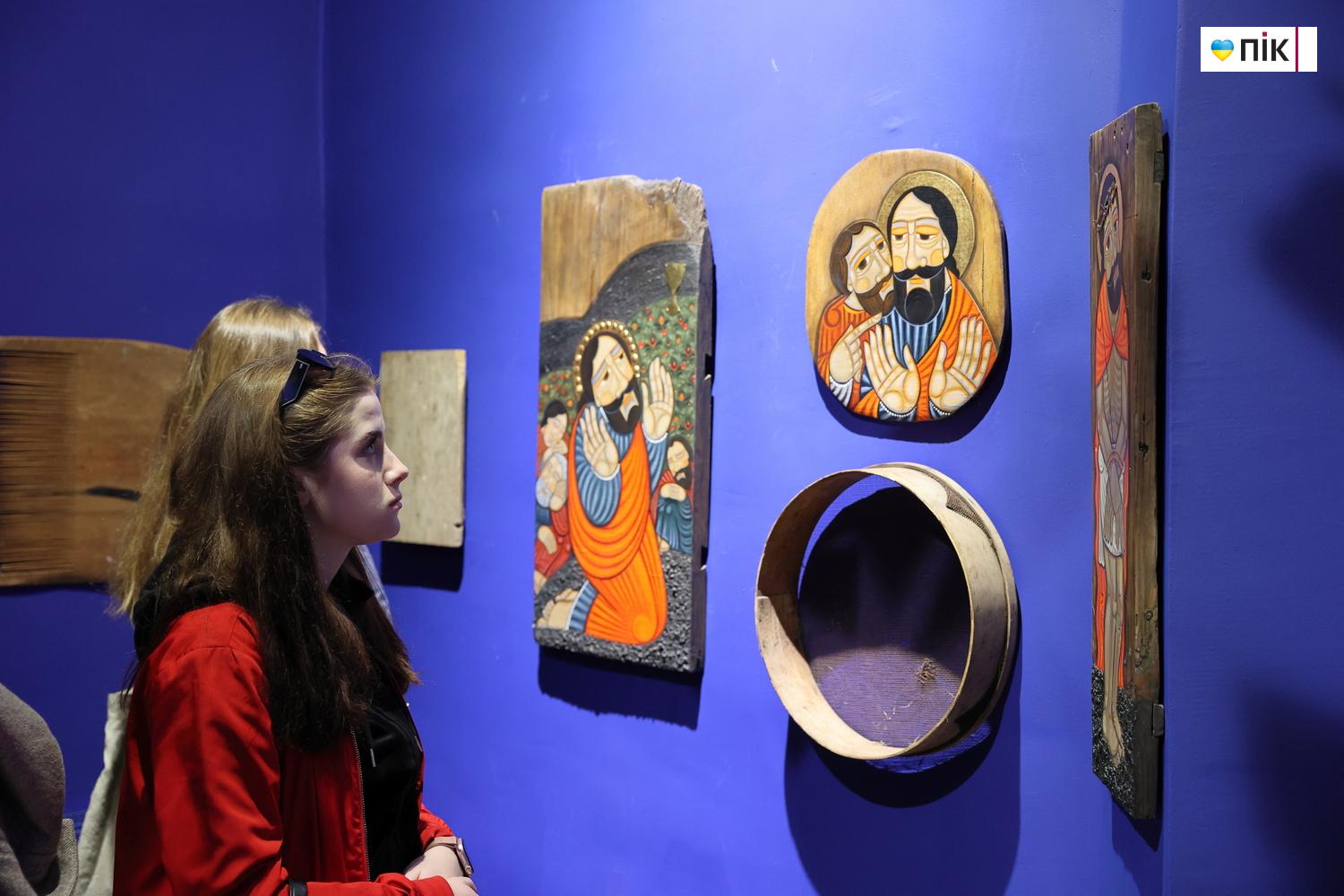 Святі, які не усміхаються: у Франківську відкрилася виставка Романа Зілінка "Земля" 19 IMG 9330 resize