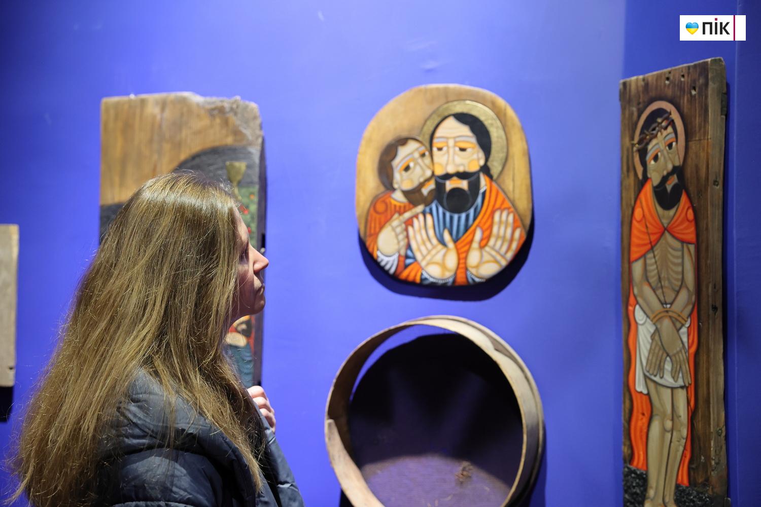 Святі, які не усміхаються: у Франківську відкрилася виставка Романа Зілінка "Земля" 21 IMG 9447 resize