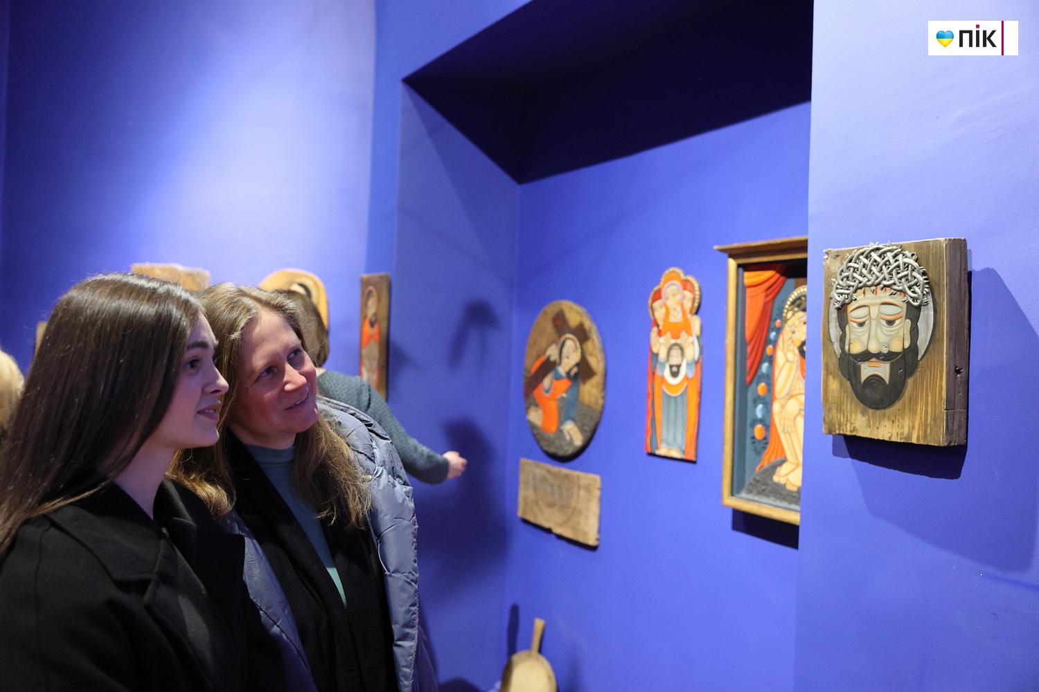 Святі, які не усміхаються: у Франківську відкрилася виставка Романа Зілінка "Земля" 23 IMG 9730 resize