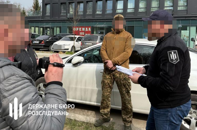 У Львові керівництво військової частини дозволяло солдатам замість служби працювали на СТО (ФОТО) 1 dbr vikrilo u lvovi kerivnictvo vijskovoi chastini yake za vinagorodu dozvolyalo soldatam zamist sluzhbi pracyuvati na privatnih sto 1