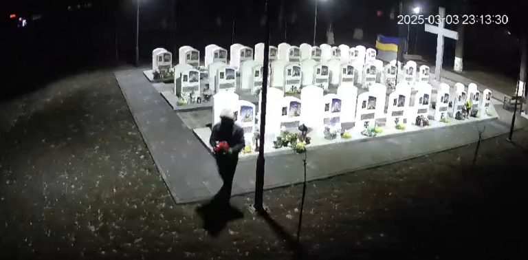 У Снятині вкрали квіти з Алеї слави (ВІДЕО) 6 photo 5400365245630900457 w e1742634932171