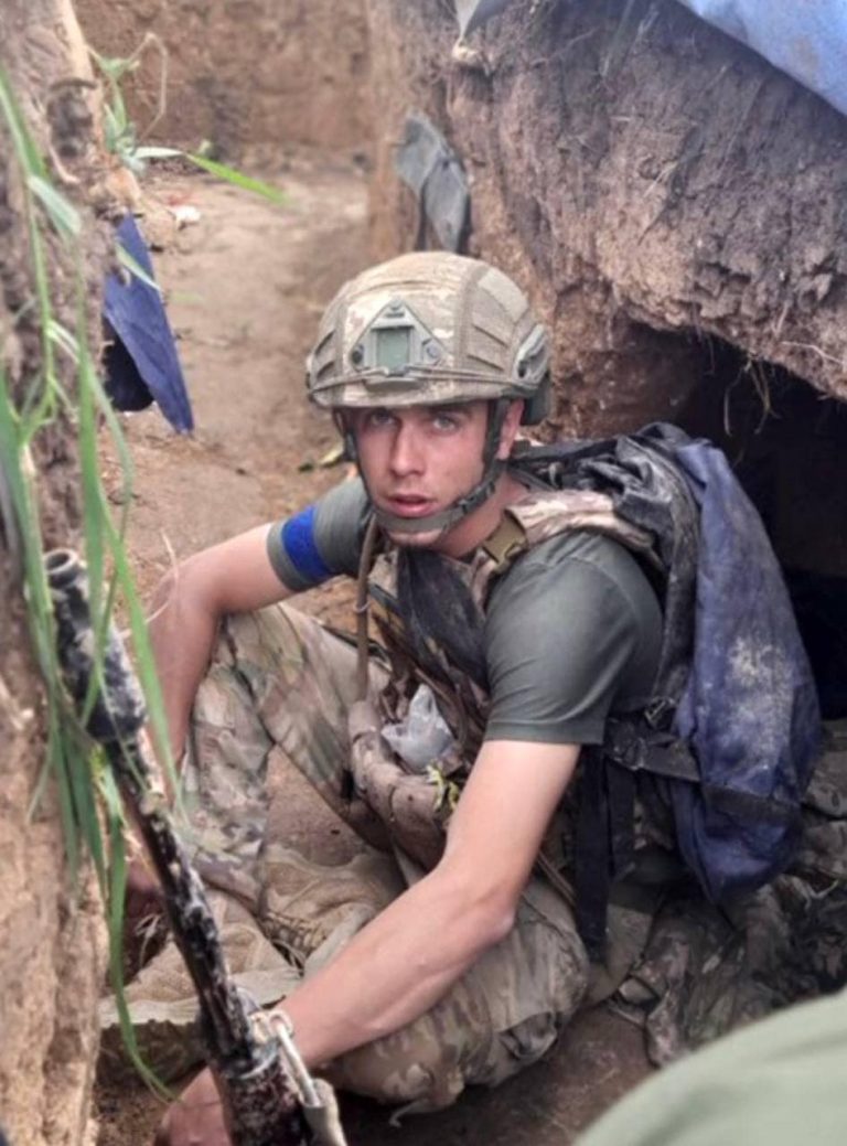 У Богородчанах встановили пам'ятник знак полеглому воїну Василю Цюпі (ФОТО) 3 Його встановили на Алеї Героїв, що на центральній площі селища Богородчани.