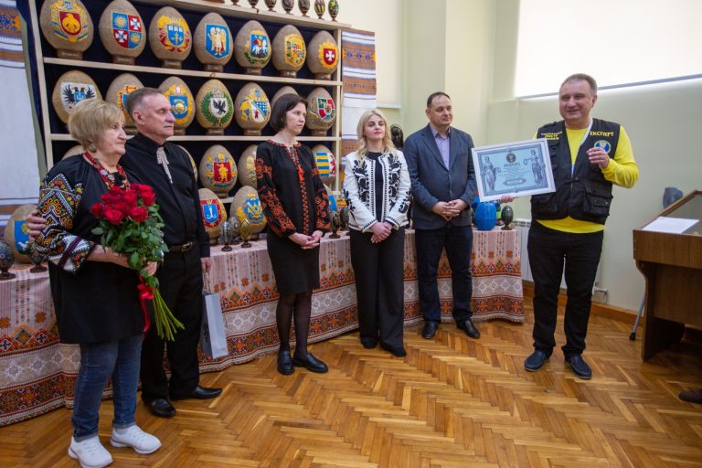 У Франківську відкрили виставку писанок з гербами обласних центрів України (ФОТО) 11 У Франківську відкрили виставку писанок з гербами обласних центрів України (ФОТО)