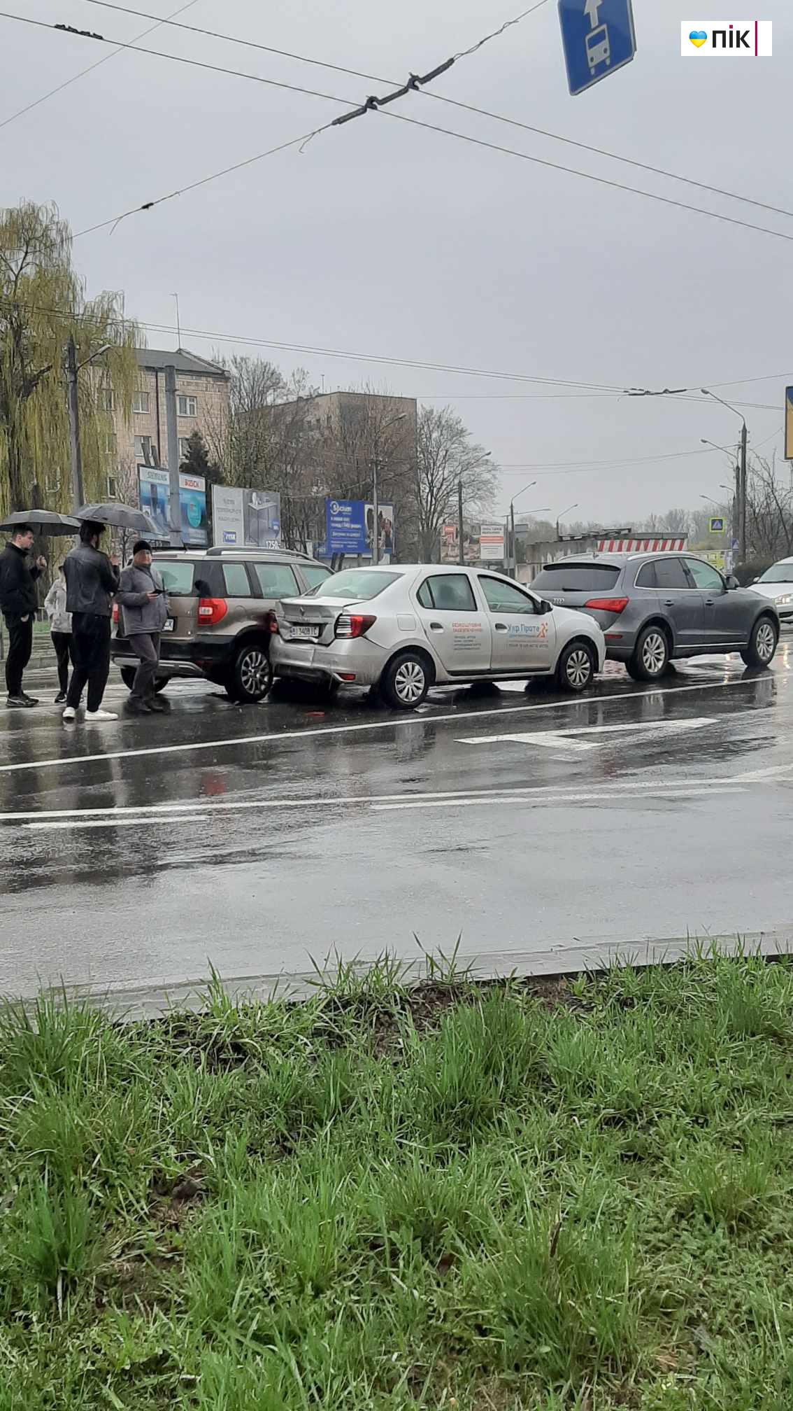 Ранкова ДТП у Франківську спричинила величезні корки (ФОТО) 3 486137050 620429817655424 5459045734021302673 n