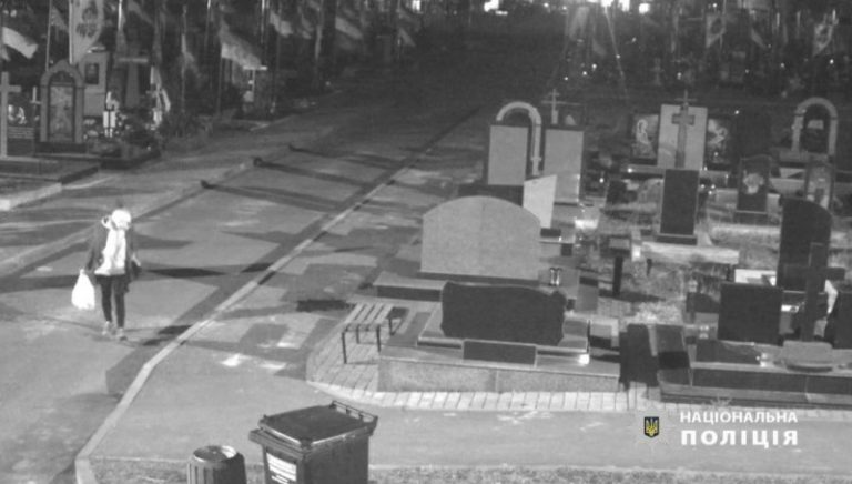 У Вінниці нетвереза жінка обікрала могилу наймолодшого оборонця Азовсталі (ФОТО) 2 У Вінниці нетвереза жінка обікрала могилу наймолодшого оборонця Азовсталі (ФОТО)